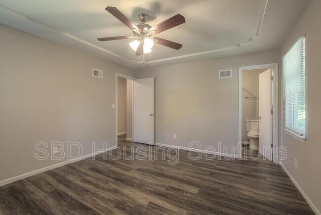 Building Photo - 613 NE 114th Terrace