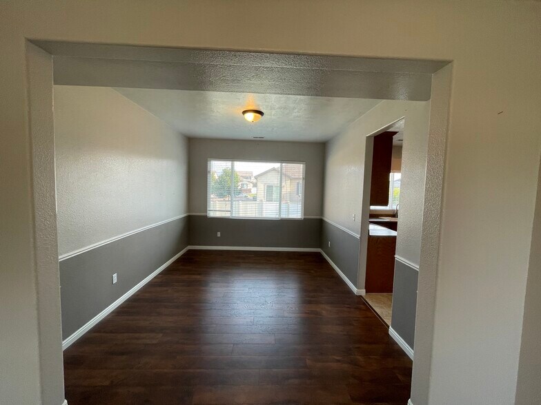 Building Photo - 435 W Regatta Ln