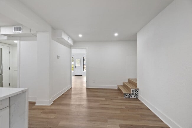 Building Photo - 8 BED 4 BATH  fully remodeled house in Wes...