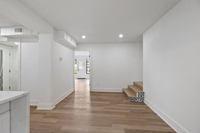 Building Photo - 8 BED 4 BATH Fully remodeled house in West...