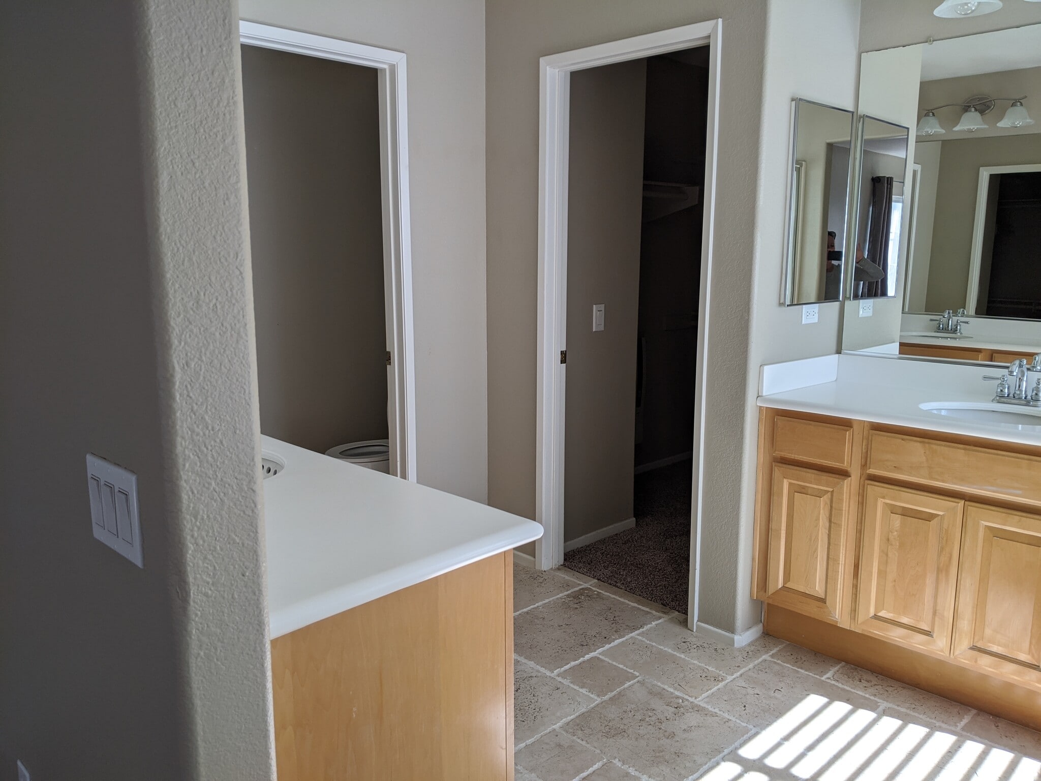 Master bedroom ensuite dual vanity - 598 Via del Caballo