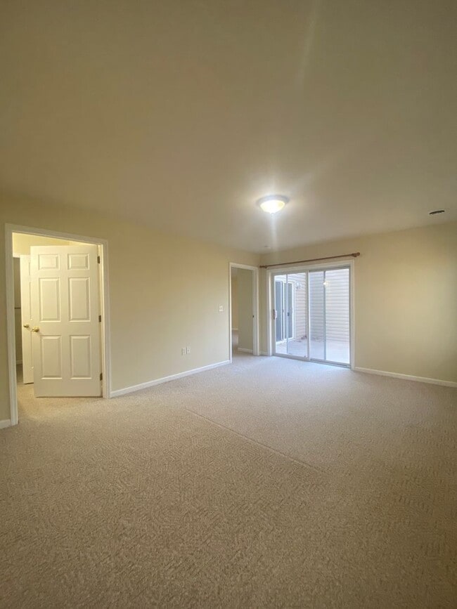 Building Photo - Beautiful 3 Bedroom, 2 1/2 Bath Townhome