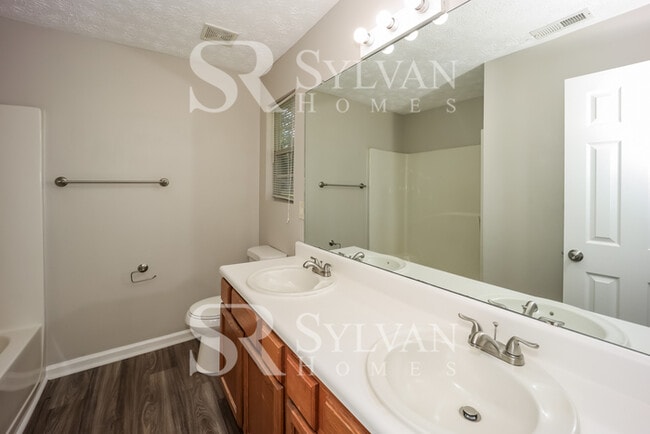 Building Photo - 11 Laurel Dr