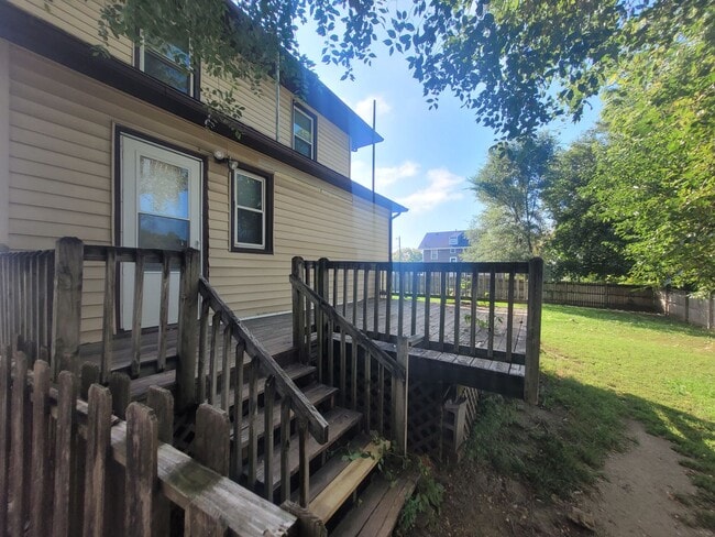 Building Photo - 6 Bedroom Home with large yard, washer/dry...