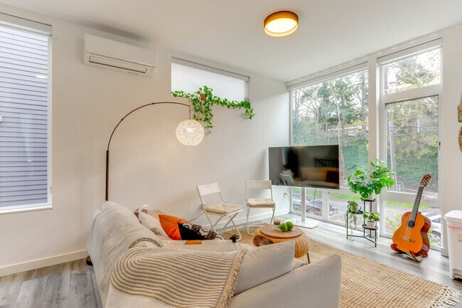 Building Photo - 128A W Florentia St