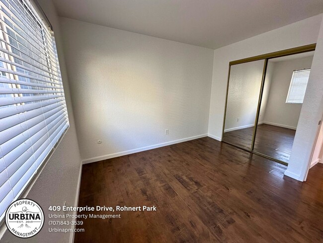 Building Photo - Move-In Ready Rohnert Park Condo with Pool...