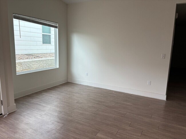 Building Photo - 1717/19 Hickory Creek
