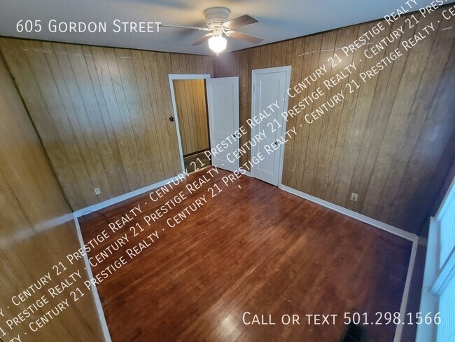 Building Photo - 605 Gordon St
