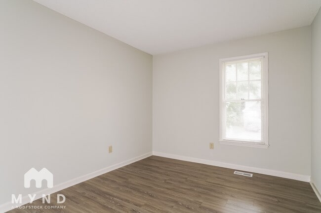 Building Photo - 821 Penncross Dr