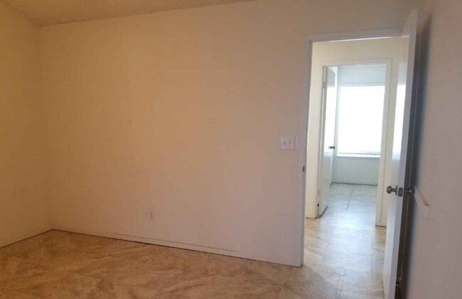 Building Photo - 628 W Euclid Ave