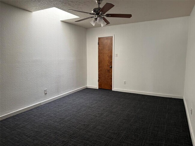 Building Photo - 702 Omega Cir