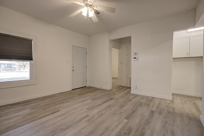 Building Photo - 404 N Findlay Ave