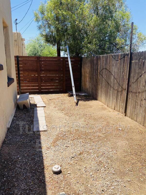 Building Photo - 2632 N Stone Ave