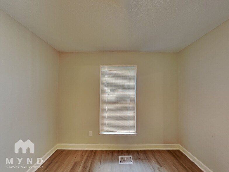 Building Photo - 904 Clifford Dr