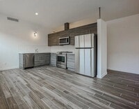 Building Photo - Chic North Central Newer Duplex!