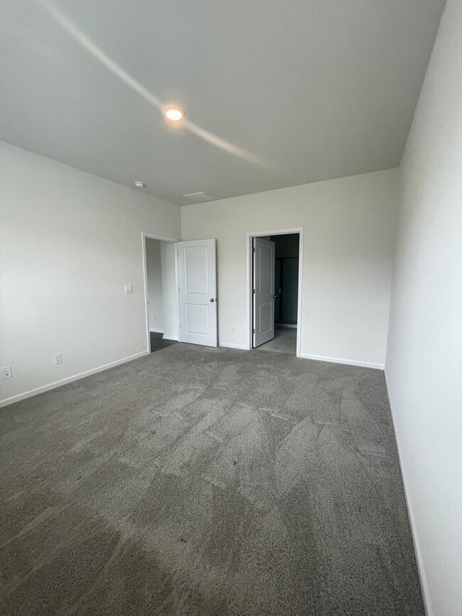 Building Photo - Spacious & Modern Ranch-Style Living