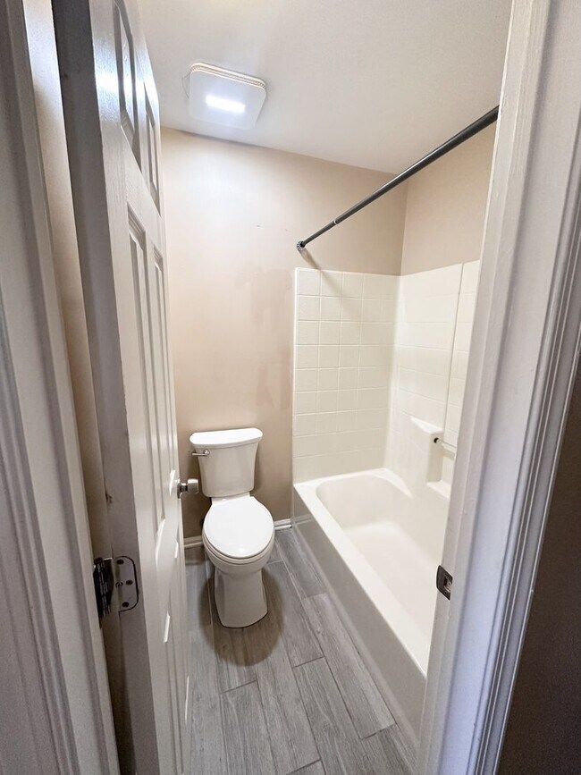 Building Photo - Updated Condo Near Shore Drive