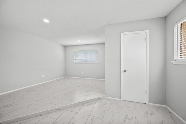 Building Photo - 13527 Montaigne Dr