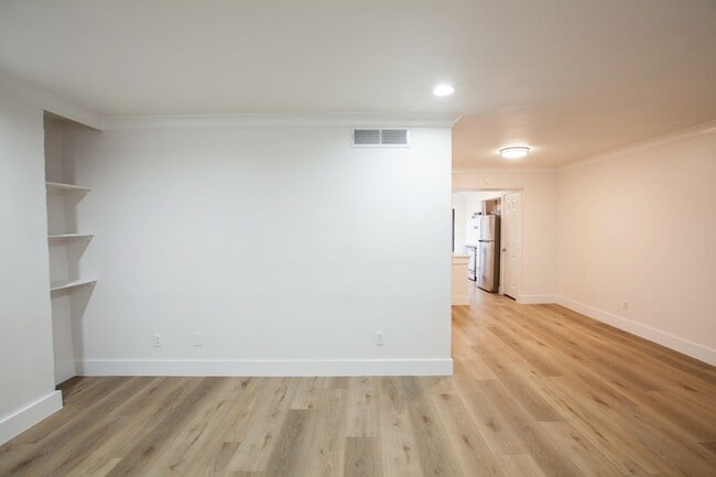 Building Photo - Remodeled Central Dallas Condo