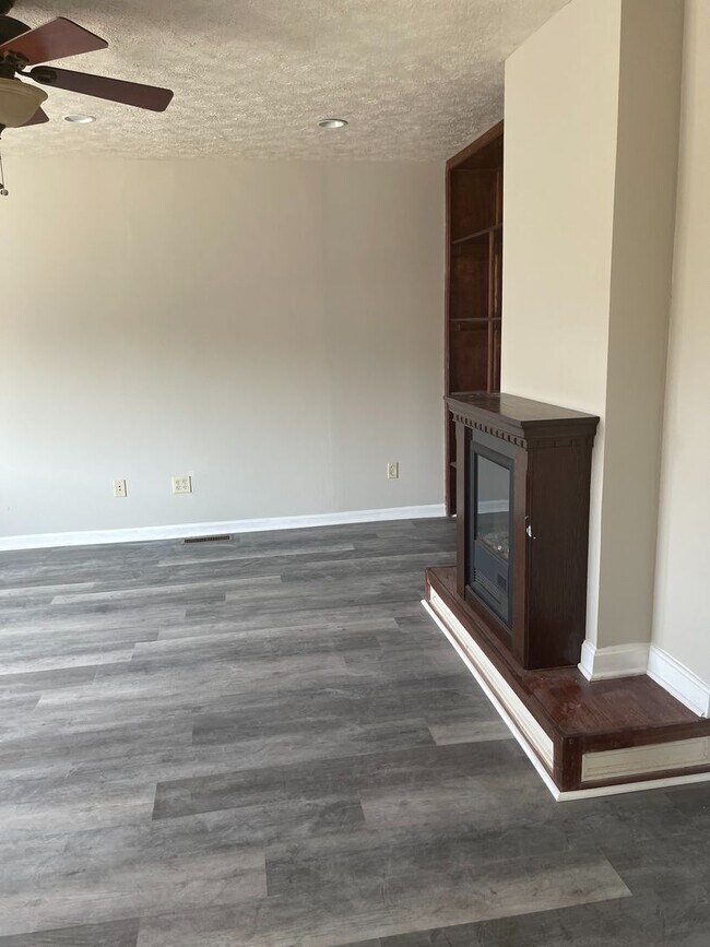 Building Photo - Newly Remodeled Home