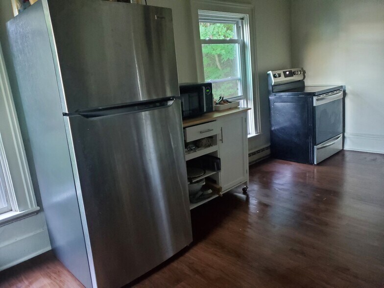 Kitchen - 123 Bridge St