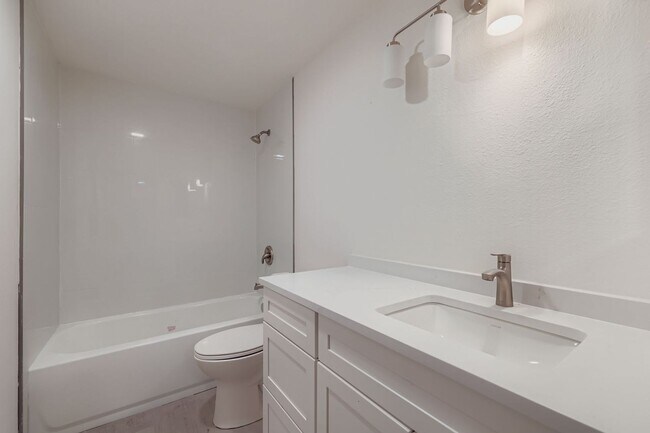 Building Photo - Beautiful 2Bed/1.75Bath in an Exclusive Community in the heart of Kirkland!