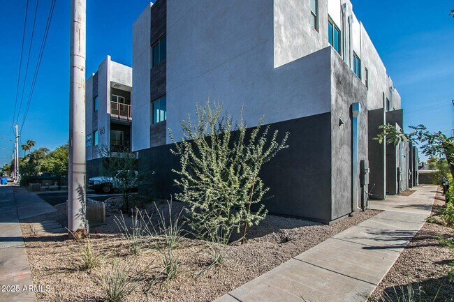 Building Photo - 1443 E Osborn Rd