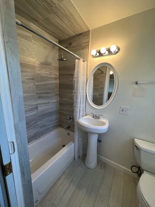 Building Photo - 4bd 3 bath