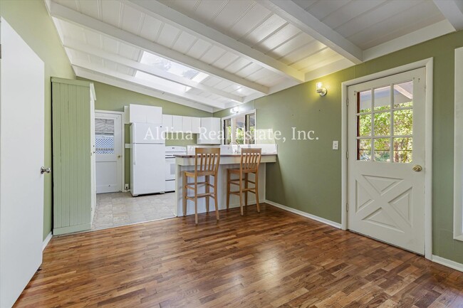 Building Photo - Private Country Setting!