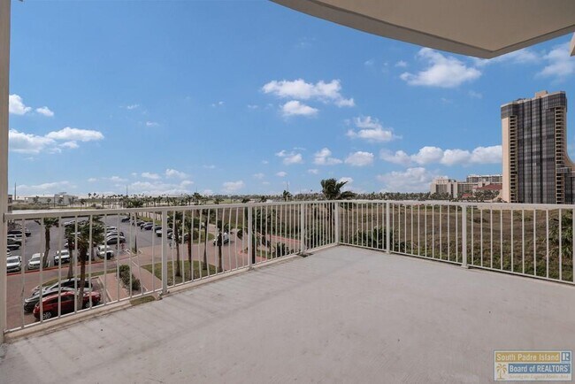 Building Photo - 310A Padre Blvd