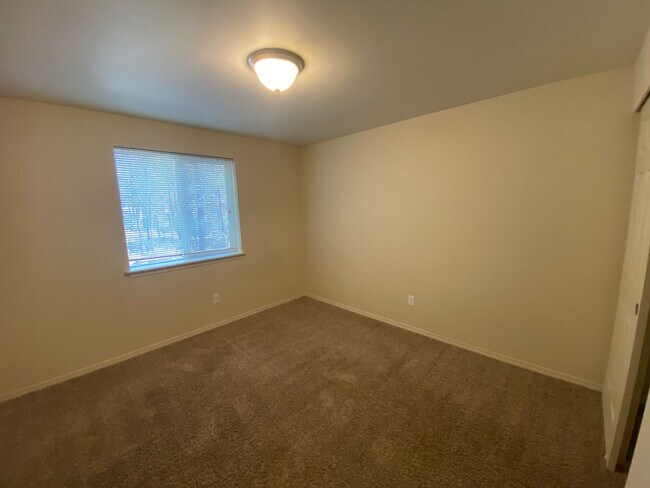 Building Photo - Quiet setting in La Pine!