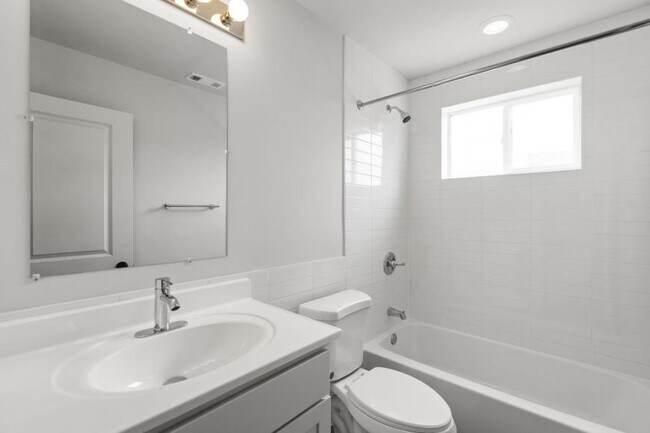 Building Photo - 2 bedroom in Chicago IL 60618