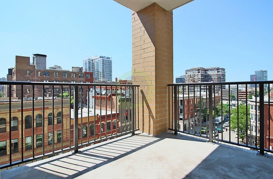 Building Photo - 688 N Wells St