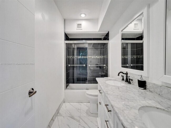 Building Photo - 5 bedroom in Hollywood FL 33021