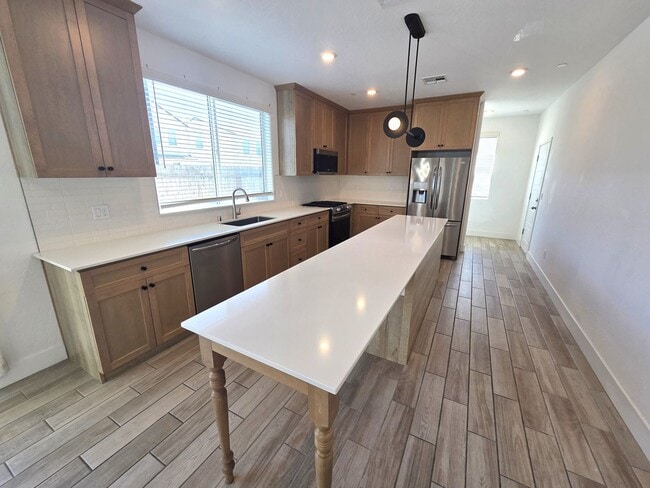 Building Photo - Beautiful 3 Bedroom 2.5 Bath Home in Gated Community