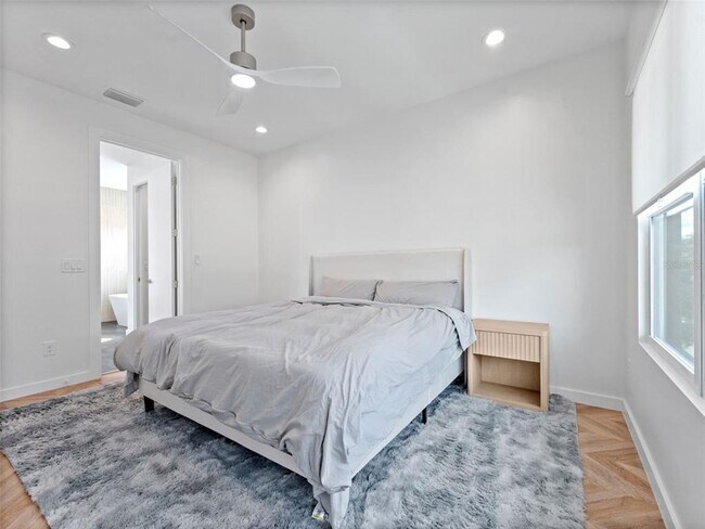 Building Photo - 102 W Adalee St