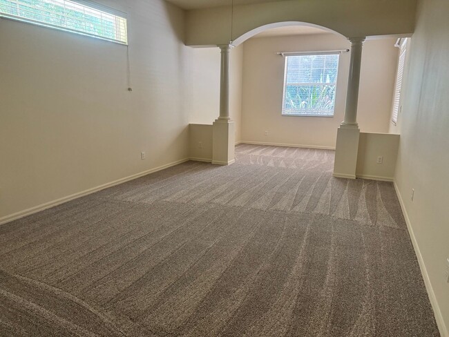 Building Photo - Beautiful 5 bed 3 bath POOL Home For Lease!