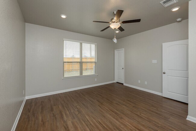 Building Photo - Beautifully designed and thoughtfully main...