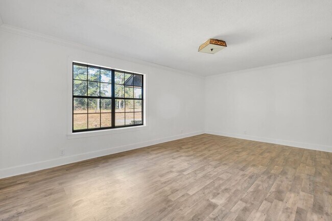 Building Photo - 5 bed 2.5 bath home with acreage