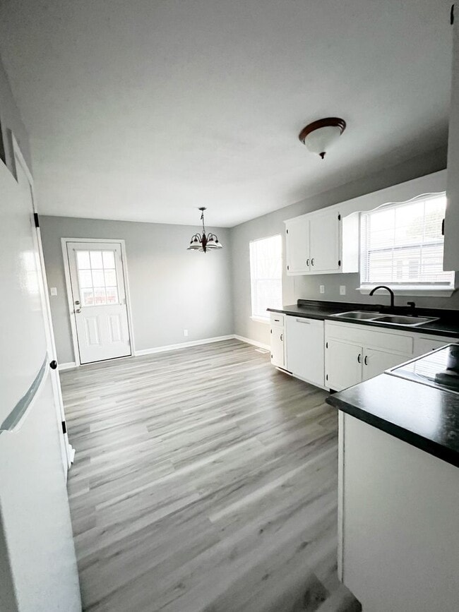 Building Photo - 3 Bedroom 2 Bathroom Home with Fenced in B...