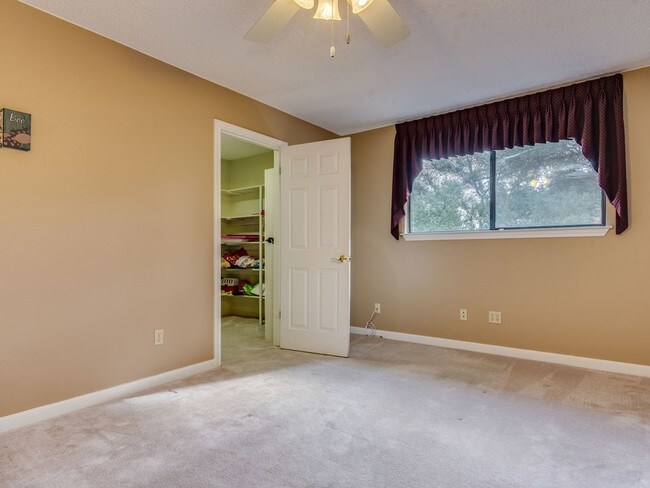 Building Photo - 9305 Springwood Dr