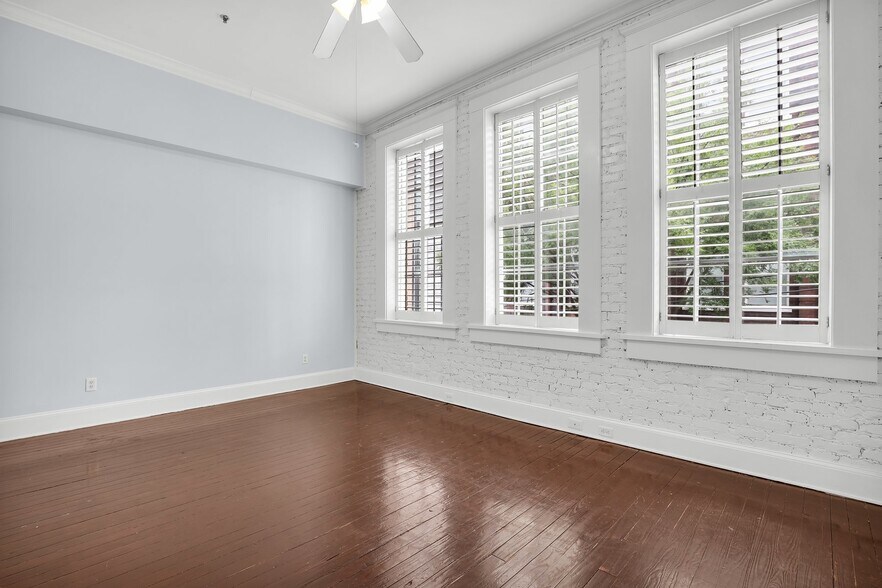 Building Photo - 321 W Broughton St