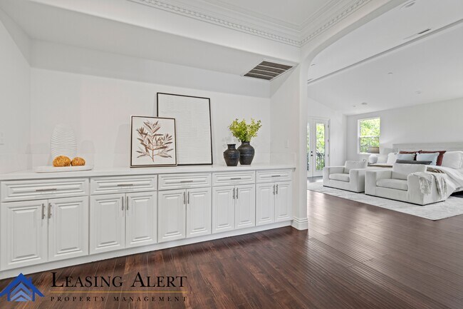 Building Photo - 5011 Hayvenhurst Ave