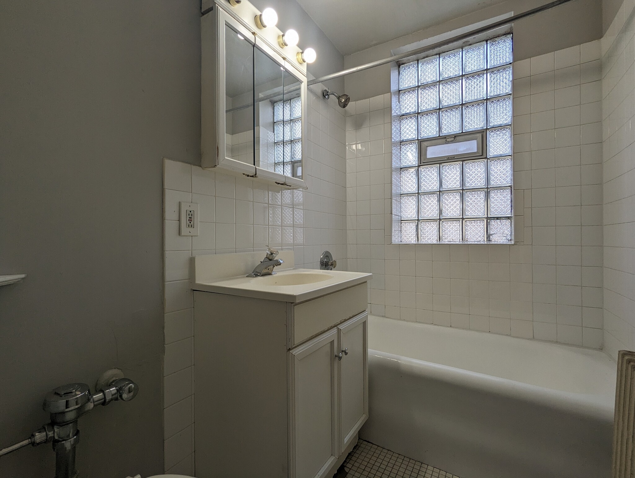 Building Photo - 1044 W George St