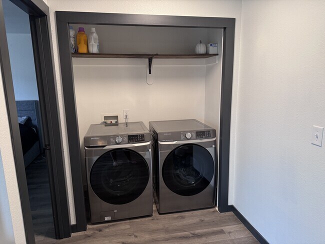 Building Photo - 705 Green Tree Dr