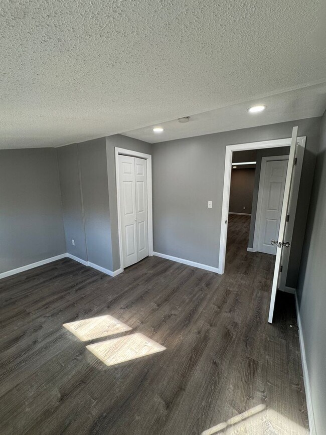 Building Photo - 1036 Chicopee St