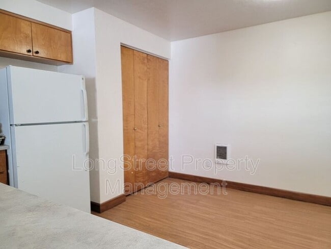 Building Photo - 627 3rd St SE