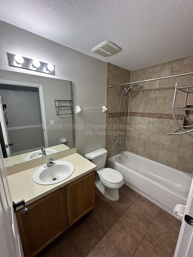 Building Photo - 13701 Meadowpark Ave