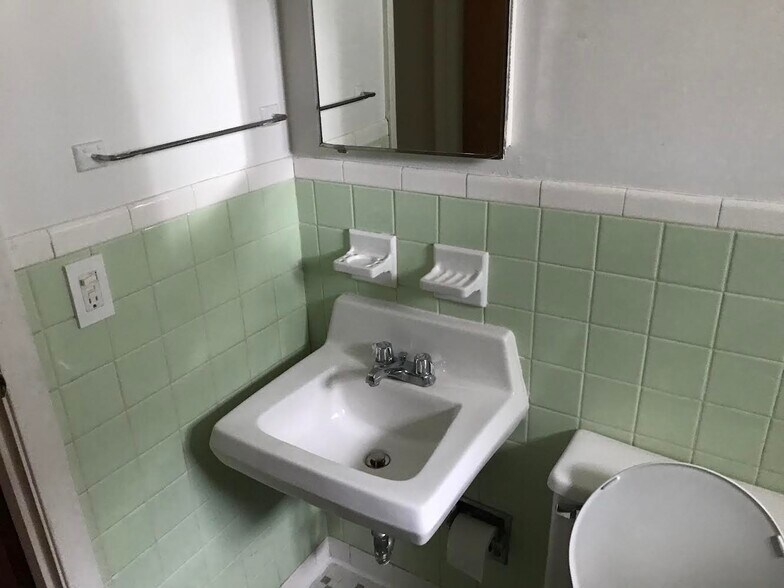 Building Photo - 512 Olden Ave