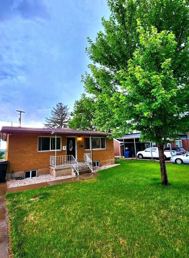 Building Photo - Beautifully updated townhouse with shop / 40'x25' garage / 12' automatic garage door